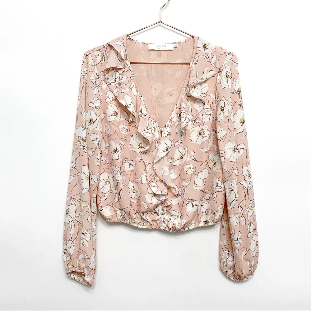 astr | ruffled button-front floral v-neck blouse blush pink m